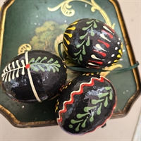 papmache-paaskeaeg-sorte-med-farvedekoration-retro-paaskepynt